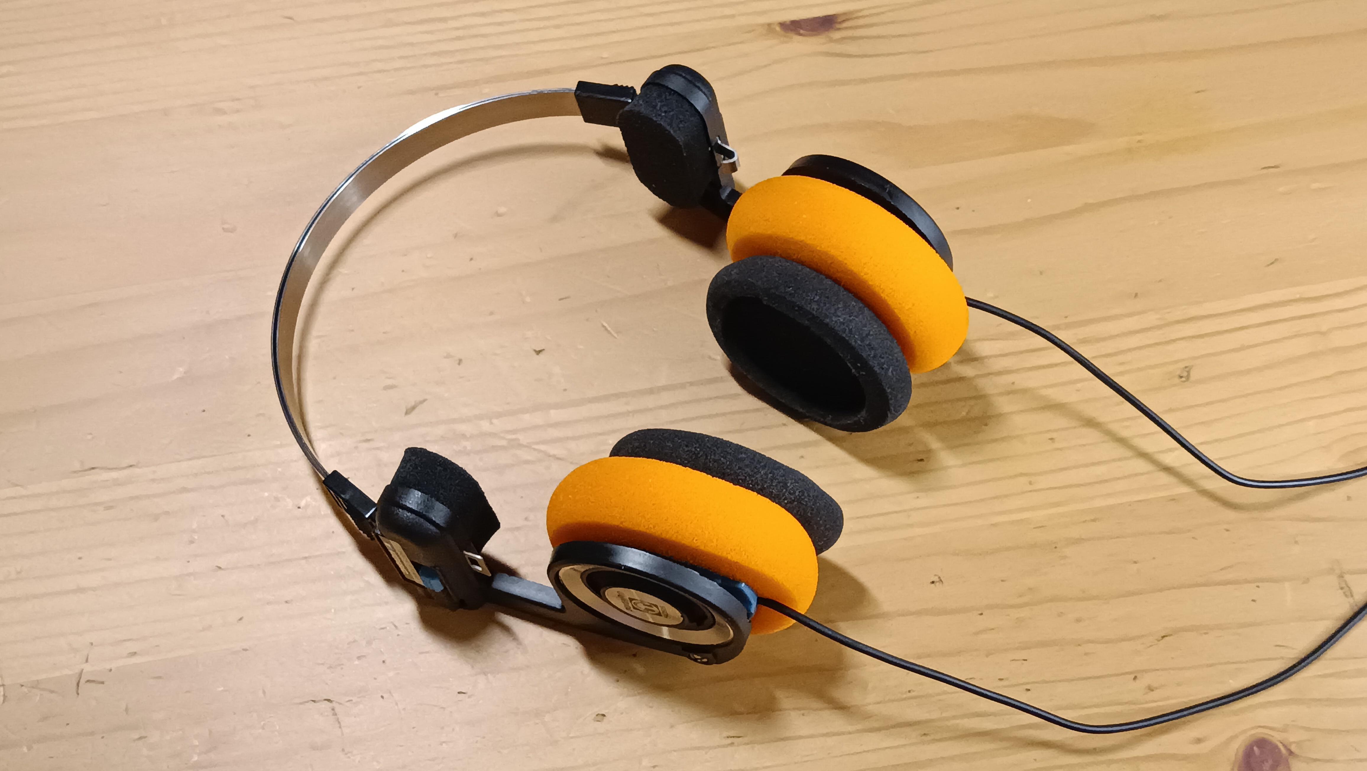 Новые оранжевые амбушюры рядом со старыми чёрными